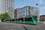 Be 6/8 Combino 313, auf der Linie 8, verlässt die Haltestelle am Bahnhof SBB.