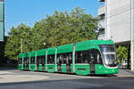 Be 6/8 Flexity 5043, auf der Linie 2, fährt zur Haltestelle Messeplatz.