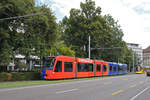 Be 6/8 Combino 306 FC Basel, auf der Linie 8, fährt zur Haltestelle am Bahnhof SBB.