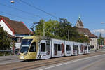 Be 6/8 Flexity 5010 mit der Werbung für die Basler Museen, auf der Linie 2, überquert die Wettsteinbrücke.