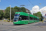 Be 6/8 Flexity 5031, auf der Linie 8, fährt zur Haltestelle an Bahnhof SBB.