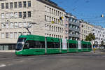 Be 6/8 Flexity 5003, auf der Linie 14, fährt bei der Haltestelle Dreirosenbrücke ein.