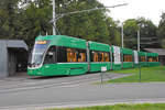 Be 6/8 Flexity 5004, auf der Linie 2, wartet in der Schlaufe beim Eglisee.