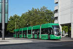 Be 6/8 Flexity 5013, auf der Linie 6, fährt zur Haltestelle Messeplatz.