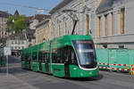 Be 4/6 Flexity 6004, auf der Linie 15, fährt den Steinenberg hoch zur Haltestelle Bankverein.