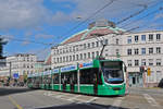 Be 6/8 Combino 303, auf der Linie 2, fährt Richtung Haltestelle am Bahnhof SBB.