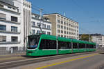 Be 6/8 Combino 319, auf der Linie 1, überquert die Dreirosenbrücke.