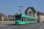 Be 6/8 Combino 325, auf der Linie 8, überquert die Mittlere Rheinbrücke.