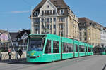 Be 6/8 Combino 312, auf der Linie 8, überquert die Mittlere Rheinbrücke.