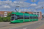 Be 4/6 Flexity 6012, auf der Linie 16, fährt zur Haltestelle IWB.