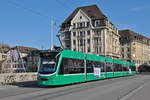 Be 6/8 Combino 317, auf der Linie 8, überquert die Mittlere Rheinbrücke.