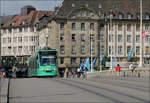 Von der Schifflände auf die Mittlere Brücke -    Combino-Tram in Basel.