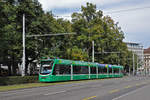 Be 6/8 Combino 307, auf der Linie 8, fährt zur Haltestelle am Bahnhof SBB.