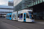 Be 6/8 Flexity 5025 mit der IWB Werbung, auf der Linie 6, fährt zur Haltestelle Gewerbeschule.