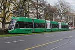 Be 6/8 Flexity 5042, auf der Linie 8, fährt zur Haltestelle am Bahnhof SBB.