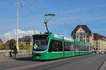 Be 6/8 Combino 322, auf der Linie 8, überquert die Mittlere Rheinbrücke.