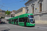 Be 4/6 Flexity 6001, auf der Linie 15, fährt den Steinenberg hoch zur Haltestelle Bankverein.