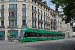 Be 6/8 Flexity 5020, auf der Linie 2, fährt zur Haltestelle Markthalle.