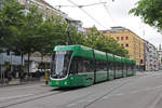 Be 6/8 Flexity 5005, auf der Linie 14,fährt bei der Haltestelle Messeplatz ein.