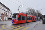 Be 6/8 Combino 306 FC Basel, fährt mit der Fahrschule Richtung Schifflände.