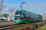 Be 4/6 Flexity 6010, auf der wegen einer Baustelle umgeleiteten Linie 16, fährt zur Endstation beim M-Parc.