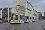 Be 6/8 Flexity 5010 mit der Werbung für die Basler Museen, auf der Linie 6, fährt zur Haltestelle Morgartenring.