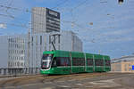 Be 4/6 Flexity 6006, auf der Linie 15, überquert die Münchensteinerbrücke.