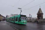 Be 6/8 Combino 310, auf der Linie 8, überquert die Mittlere Rheinbrücke.