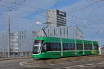 Be 4/6 Flexity 6016, auf der Linie 15, überquert die Münchensteinerbrücke.