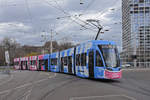 Be 6/8 Flexity 5004 mit der Werbung  Gemeinsam gegen Corona , auf der Linie 2, fährt bei der Haltestelle Bahnhof SBB ein.