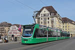 Be 6/8 Combino 313, auf der Linie 8, überquert die Mittlere Rheinbrücke.