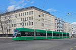 Be 6/8 Flexity 5008, auf der Linie 1, fährt bei der Haltestelle Dreirosenbrücke ein.