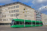 Be 4/6 Flexity 6016, auf der Linie 21, fährt bei der Haltestelle Dreirosenbrücke ein.