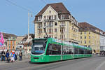 Be 6/8 Combino 311, auf der Linie 8, überquert die Mittlere Rheinbrücke.