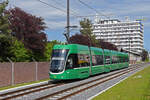 Be 6/8 Flexity 5027, auf der Linie 14, fährt zur Haltestelle Kästeli.