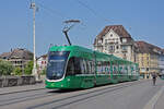 Be 6/8 Flexity 5002, auf der Linie 14, überquert die Mittlere Rheinbrücke.