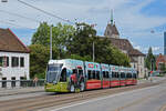 Be 6/8 Flexity 5014 mit der Denner Werbung, auf der Linie 2, überquert die Wettsteinbrücke.