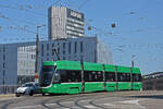 Be 4/6 Flexity 6008, auf der Linie 15, überquert die Münchensteinerbrücke.