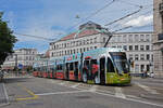 Be 6/8 Flexity 5014 mit der Denner Werbung, auf der Linie 2, fährt zur Haltestelle am Bahnhof SBB.