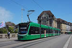 Be 6/8 Combino 308, auf der Linie 8, überquert die Mittlere Rheinbrücke.