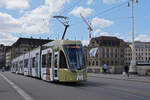 Be 6/8 Flexity 5010 mit der Werbung für die Basler Museen, auf der Linie 6, überquert die Mittlere Rheinbrücke.