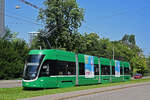 Be 4/6 Flexity 6014, auf der Linie 15, fährt bei der Haltestelle Grosspeterstrasse ein.