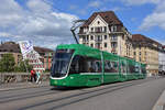 Be 6/8 Flexity 5019, auf der Linie 8, überquert die Mittlere Rheinbrücke.