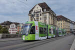 Be 6/8 Flexity 5012, mit der U-Abo Werbung, auf der Linie 6, überquert die Mittlere Rheinbrücke.