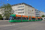 Be 6/8 Flexity 5016, auf der Linie 1, fährt bei der Haltestelle Dreirosenbrücke ein.