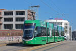 Be 4/6 Flexity 6011, auf der Linie 16, fährt zur Haltestelle IWB.