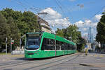 Be 6/8 Combino 321, auf der Linie 8, fährt zur Haltestelle am Bahnhof SBB.