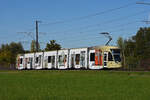 Be 6/8 Flexity 5028 mit Werbung für Basler Museen, auf der Linie 14, fährt zur Haltestelle Lachmatt.