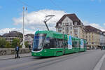 Be 4/6 6015 Flexity, auf der Linie 15, überquert die Mittlere Rheinbrücke.