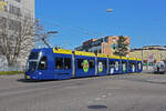 Be 6/8 Flexity 5040 mit der Werbung für die Basler Märkte, auf der Linie 2, hat das Depot Wiesenplatz verlassen und fährt bei der Haltestelle CIBA ein.